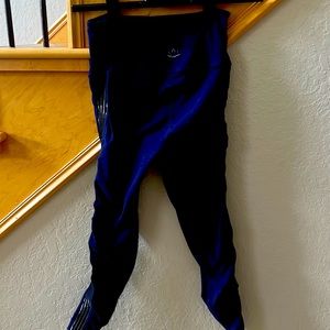 Beyond yoga leggings with sides, cut out,‎ color, navy, size medium